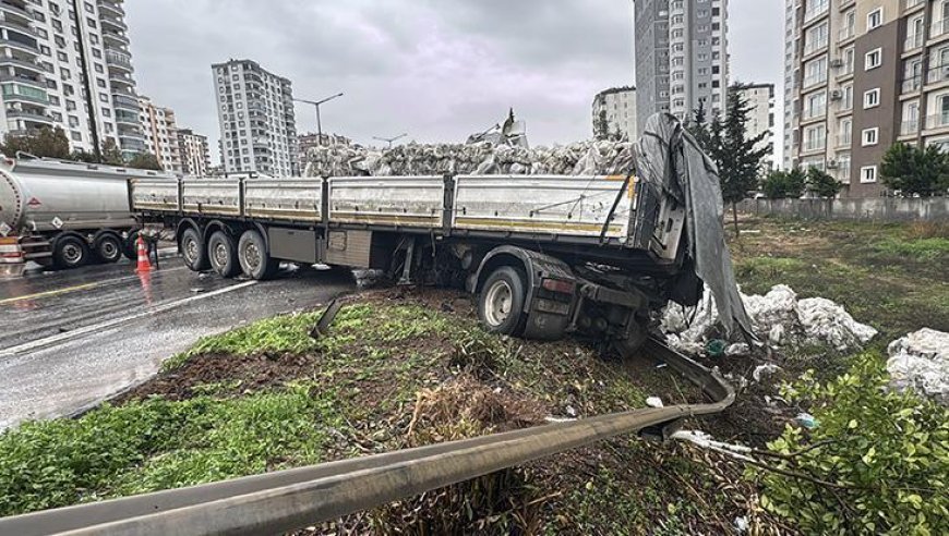 Adana’da kontrolden çıkan tır şarampole devrildi