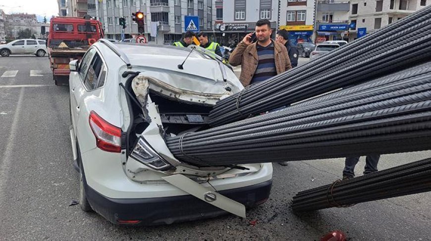 Ani fren dehşeti! Kayan demirler, otomobile saplandı
