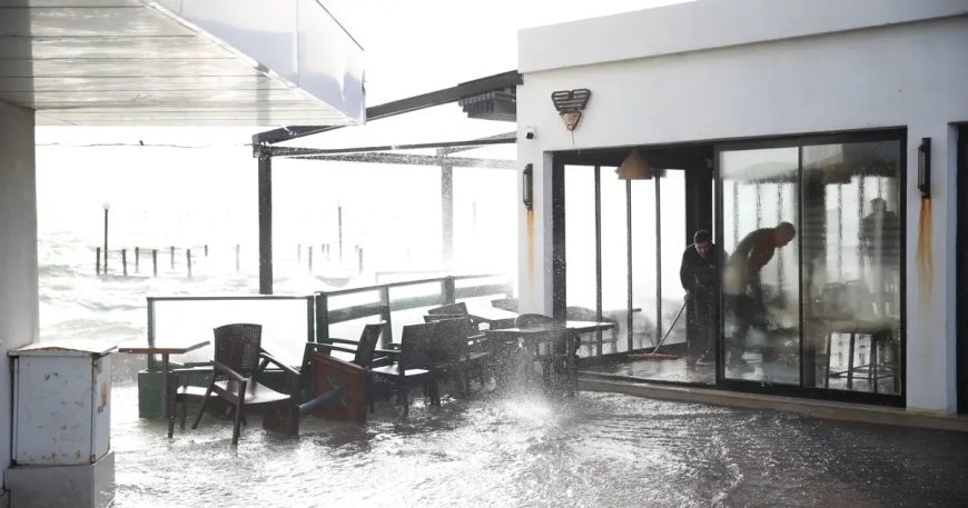 İzmir'de deniz taştı, yollar su altında kaldı