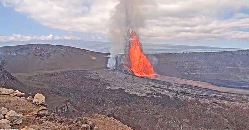 Hawaii'de volkan patladı, lavlar 350 metreye yükseldi