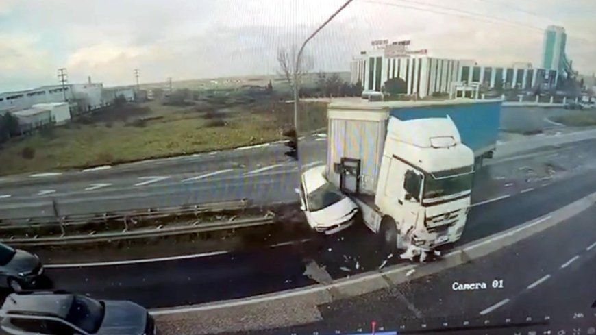 Işık ihlali yapan TIR'ın çarptığı otomobilin sürücüsü yaralandı; kaza kamerada