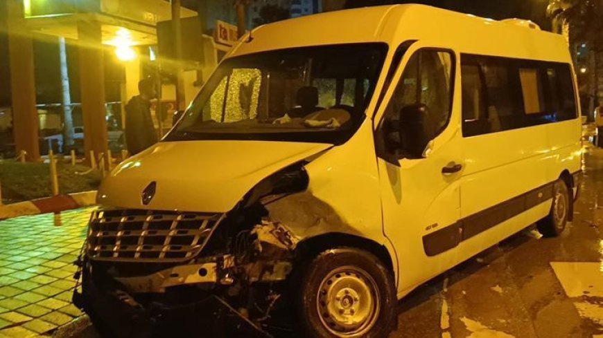 Adana'da otomobil ile minibüs çarpıştı! 3 kişi yaralandı