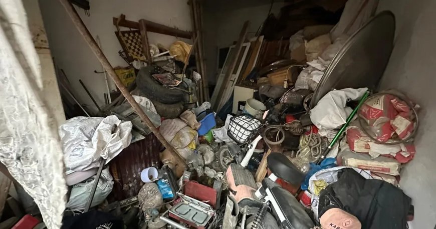 20 kamyon dolusu çöpü 25 yılda evinde biriktirmiş