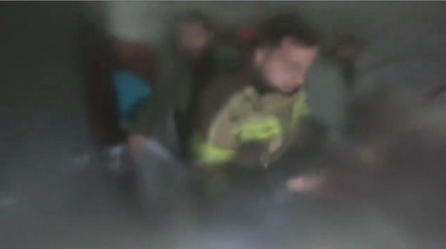 Çıkan ev yangınında alevlerin arasına daldı! O anlar kask kamerasında