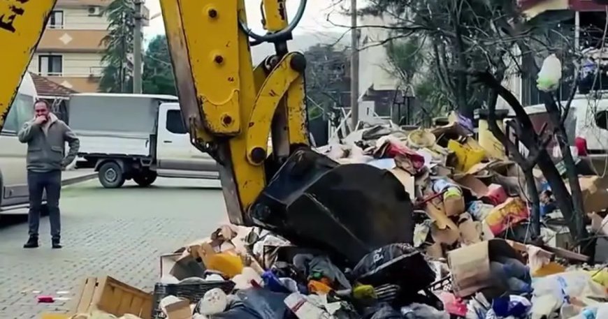 Mahalleli kötü kokuyu ihbar etti, evden 30 ton çöp çıktı