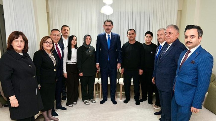Bakan Kurum, depremzede ailenin yeni evine misafir oldu