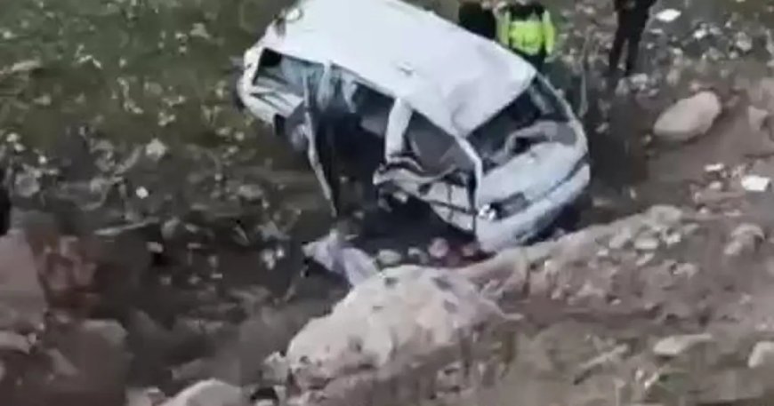 Araç uçuruma yuvarlandı, 3 kişi ağır yaralandı