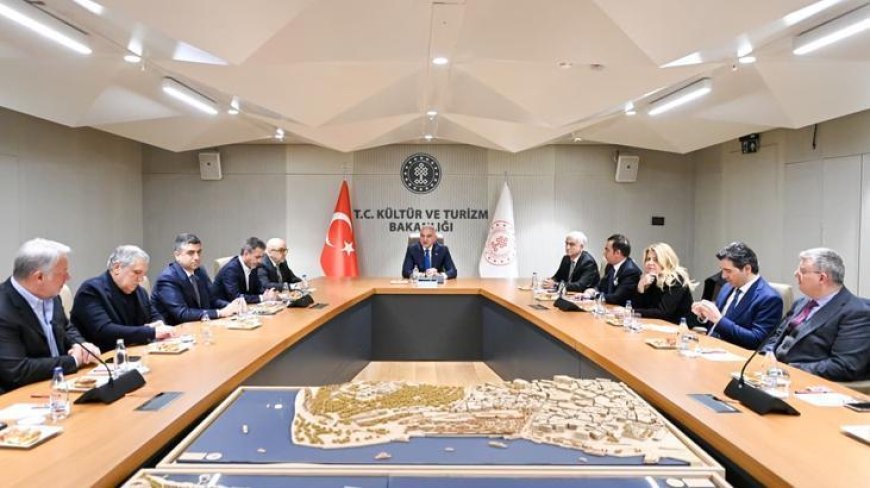 Bakan Ersoy yapımcılarla görüştü: Konu Türk dizilerine yapılacak yardım