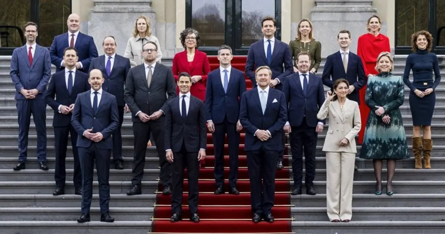 Hollanda'da yeni hükümet üyeleri yemin ederek göreve başladı