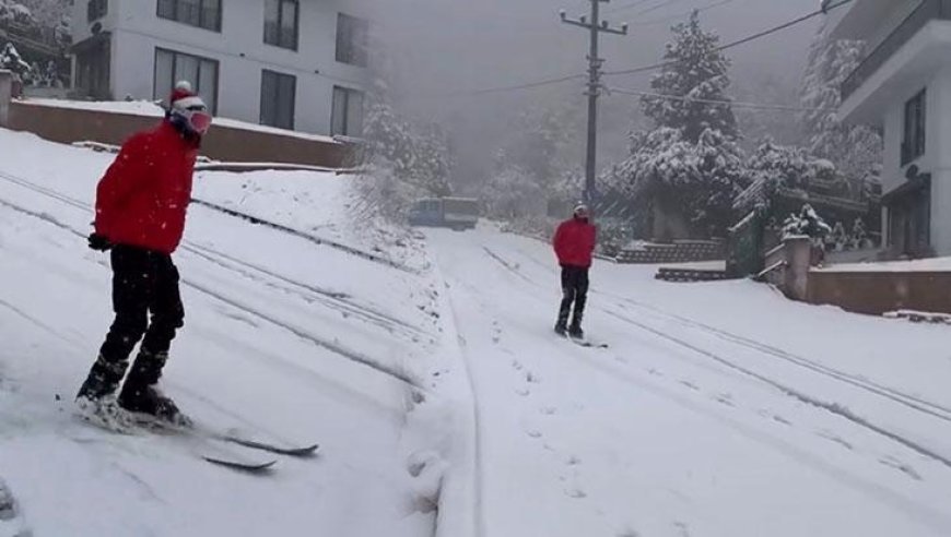 Bursa’da karı fırsata çevirdi! Şehir merkezinde kayak yapan vatandaş kamerada