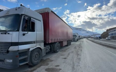 Türkiye-İran sınır kapısında 2 kilometrelik TIR kuyruğu oluştu