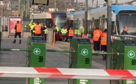 Fatih'te raydan çıkan tramvay karşı yönden gelen tramvaya çarptı