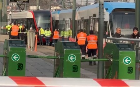 İstanbul'da iki tramvay çarpıştı. Yolcular tahliye edildi