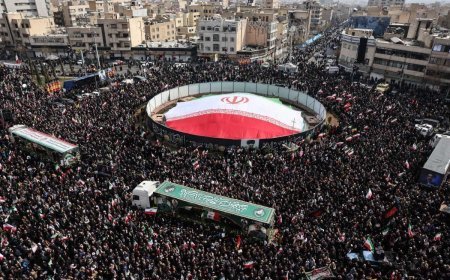 ABD-İsrail saldırılarında ölen İranlı komutanlar için Tahran’da cenaze töreni düzenlendi