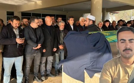 Tabutunun üzerine damatlığı konuldu. Babası olaya şahit olmuş: "Aynaya baktığımda oğlumun aracı alev almıştı"