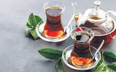 Çek bir demli çay cam demlikten