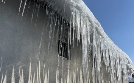 Baharı beklerken eksi 15 dereceyi gördüler. Çatılarda 3 metrelik buz sarkıtları oluştu