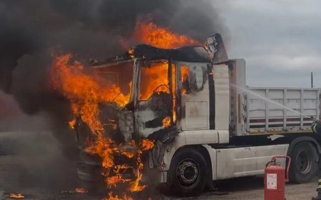 Korkutan görüntü. Park halindeki tır alev alev yandı