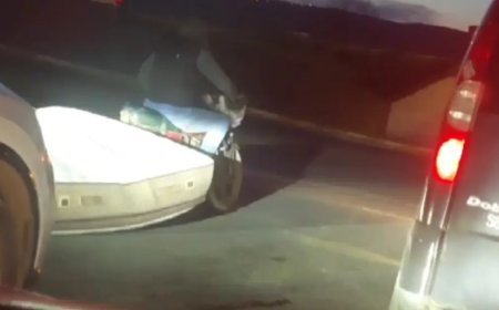Trafikte 'pes' dedirten görüntü: Motosikletle yatak taşıdı