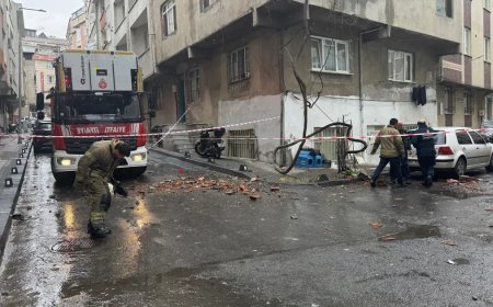 Bağcılar'da bina çatısında çökme