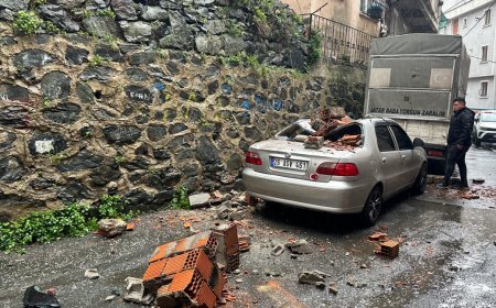 Kağıthane'de bahçe duvarı aracın üzerine devrildi