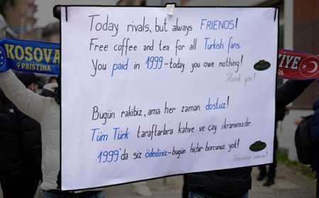 Kosova-Türkiye maçı öncesi Priştine'de dikkat çeken tabela: '1999'da ödediniz, borcunuz yok'