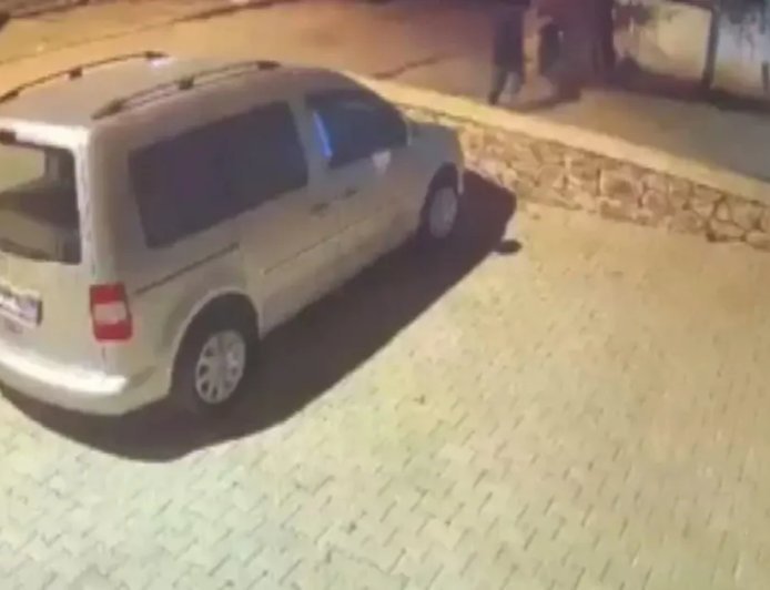 Kadıköy'de soygun dehşeti. Merdivenle girdikleri evdeki iki kadını bağlayıp altınları çaldılar