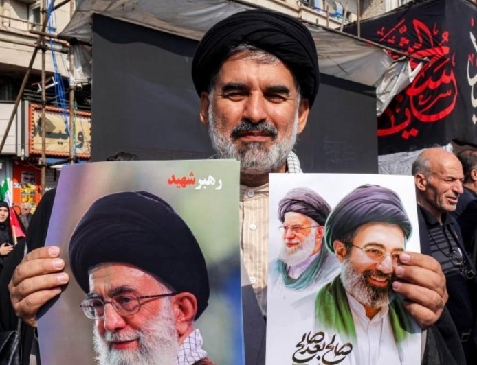 Tahran'da binler yeni dini lider Mücteba Hamaney için meydanlarda! İsrail'den tehdit: Yürüyen bir ölü