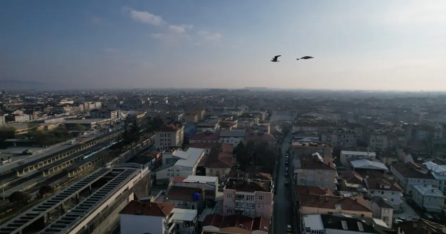 Yüksek kesimler beyaz örtülü, kent merkezi güneşli. İki mevsim yaşanıyor