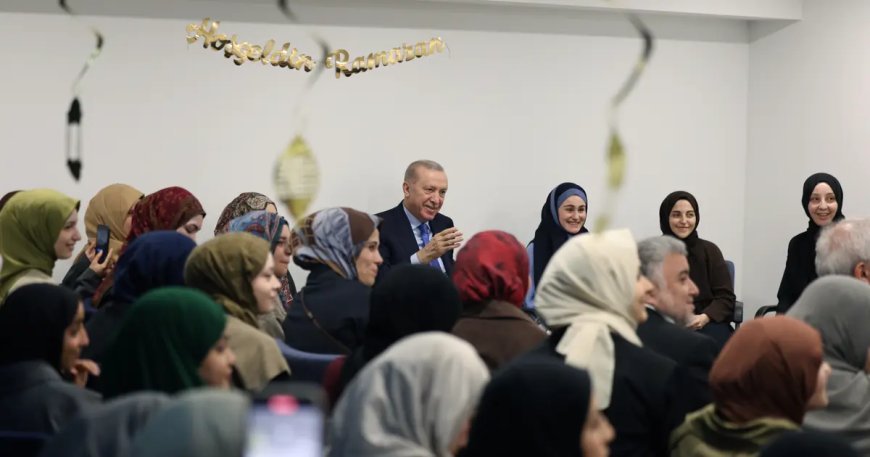 Cumhurbaşkanı Erdoğan'dan kız öğrenci yurduna ziyaret
