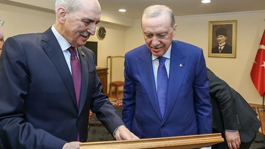 TBMM Başkanı Kurtulmuş, Erdoğan'a, Sırrı Süreyya Önder'le çekilen fotoğrafını takdim etti