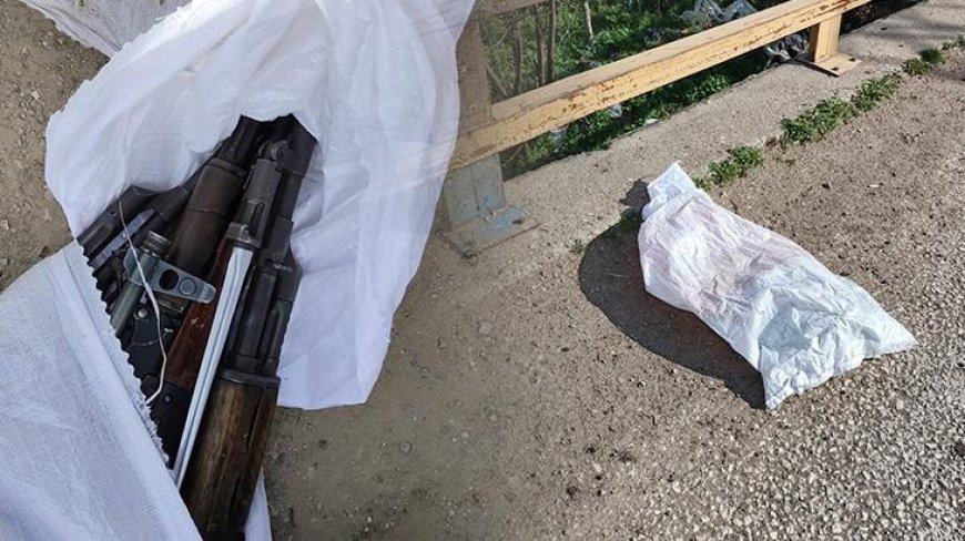 Yer: Hatay! Polisten kaçarken içi kalaşnikof dolu çuvalı yola attılar