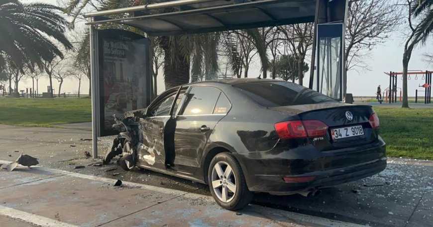 Sahil yolunda feci kaza. Otomobil durağa daldı