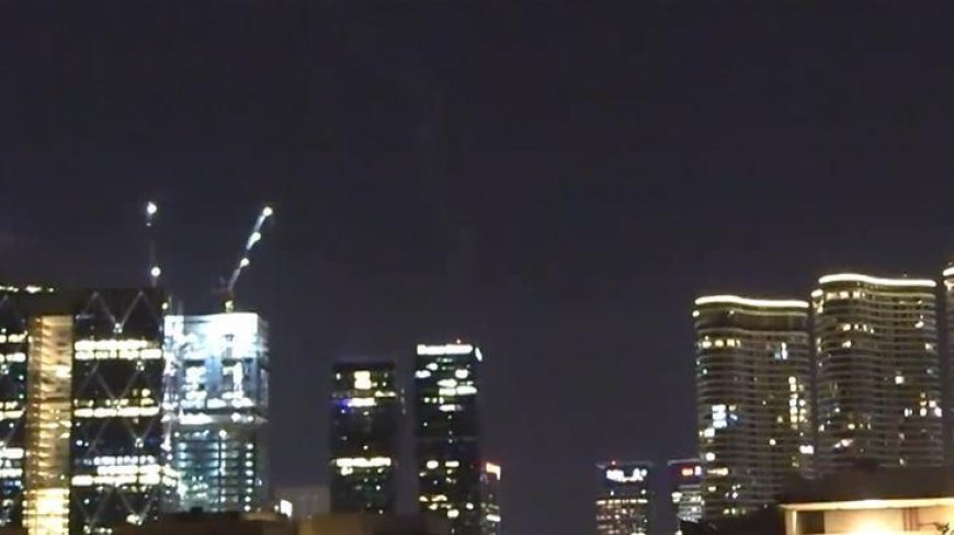 İran'dan yapılan misilleme sırasında Tel Aviv semalarında güçlü patlamalar duyuldu