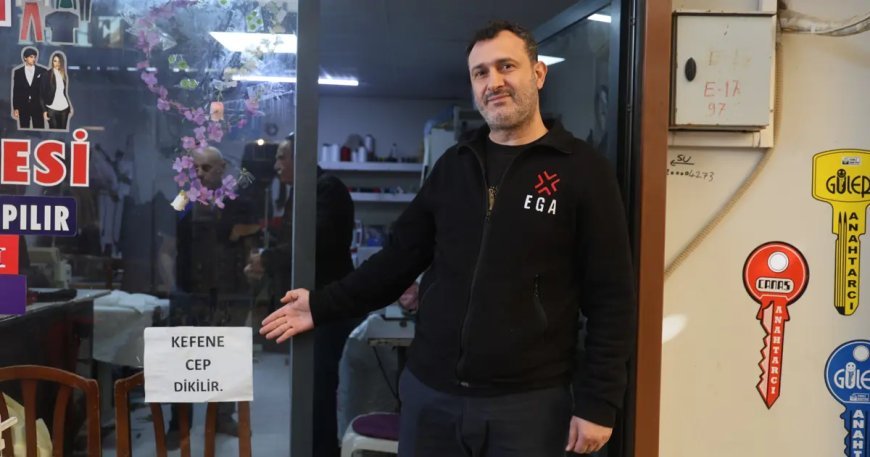 Pazarlıktan ve cimrilikten bıktı, dükkan camına astı. "Kefene cep dikilir"