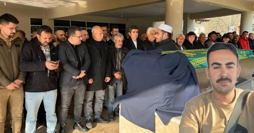 Tabutunun üzerine damatlığı konuldu. Babası olaya şahit olmuş: "Aynaya baktığımda oğlumun aracı alev almıştı"
