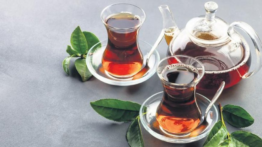 Çek bir demli çay cam demlikten