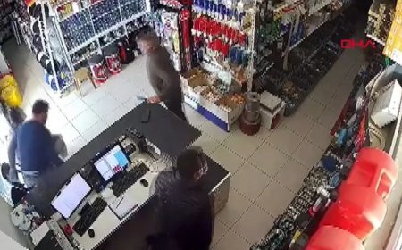 Antalya açıklarında 4.7 büyüklüğünde deprem; Demre'deki sarsıntı anı kamerada