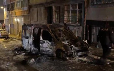 Fatih'te park halindeki hafif ticari araç alev alev yandı