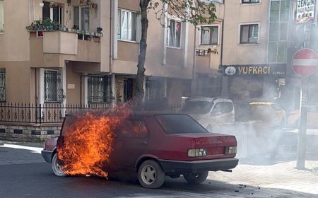 Seyir halindeyken alev alan otomobil yandı