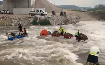 Bursa'da traktör dereden geçerken devrildi! 10 işçi vinç ile kurtarıldı