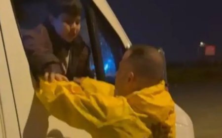 Sağanak hayatı olumsuz etkiledi; minibüste mahsur kalan çocuklar kurtarıldı