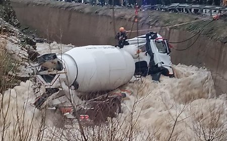 Beton mikseri dereye yuvarlandı! Şoför akıntıya kapılarak kayboldu