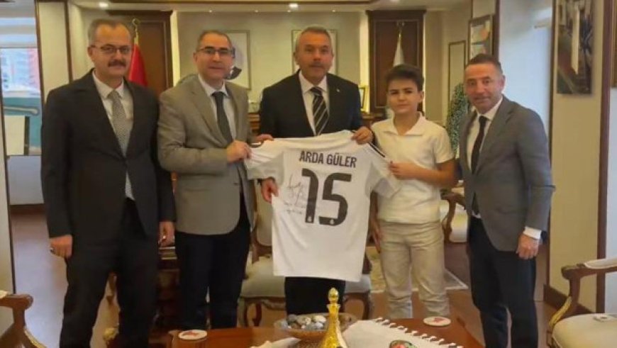 Rizeli Safa, Cumhurbaşkanı Erdoğan'dan istediği imzalı Arda Güler formasına kavuştu