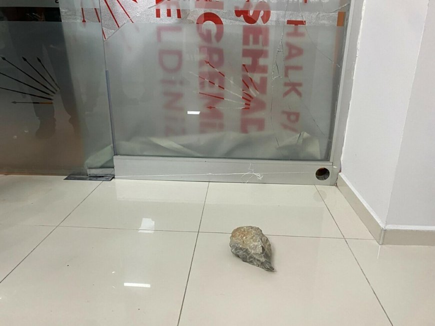 Manisa’da CHP ilçe binasına taşlı saldırı! Parti binasının camları indirildi