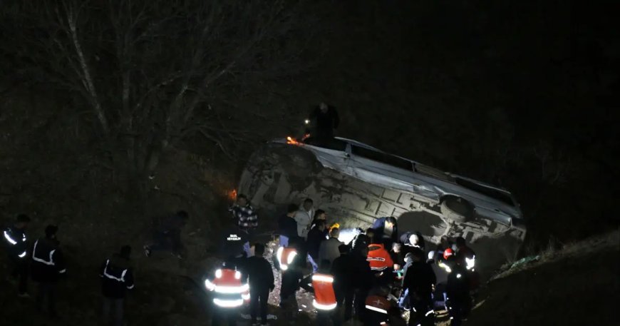 Maden işçilerini taşıyan servis devrildi. 2 kişi öldü, 10 kişi yaralandı
