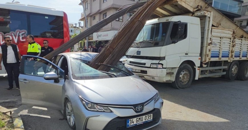 Akılalmaz kaza: Kamyondaki demirler otomobilin camına saplandı