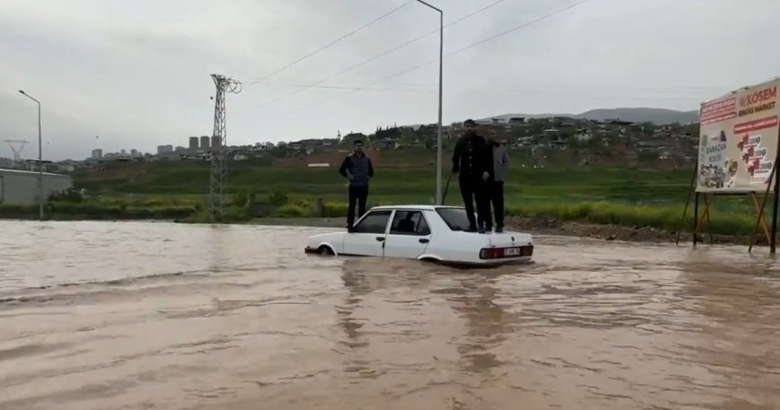 Kahramanmaraş'ta yollar göle döndü, vatandaşlar zor anlar yaşadı