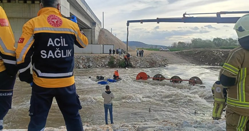 Dereyi traktörle geçmek isterken faciadan dönüldü: 10 işçi vinçle kurtarıldı