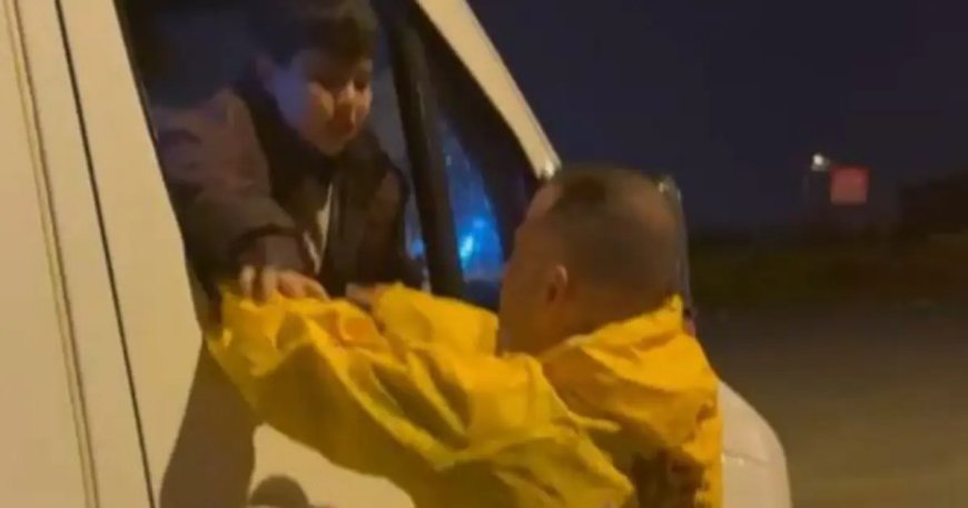 Sağanak hayatı olumsuz etkiledi; minibüste mahsur kalan çocuklar kurtarıldı